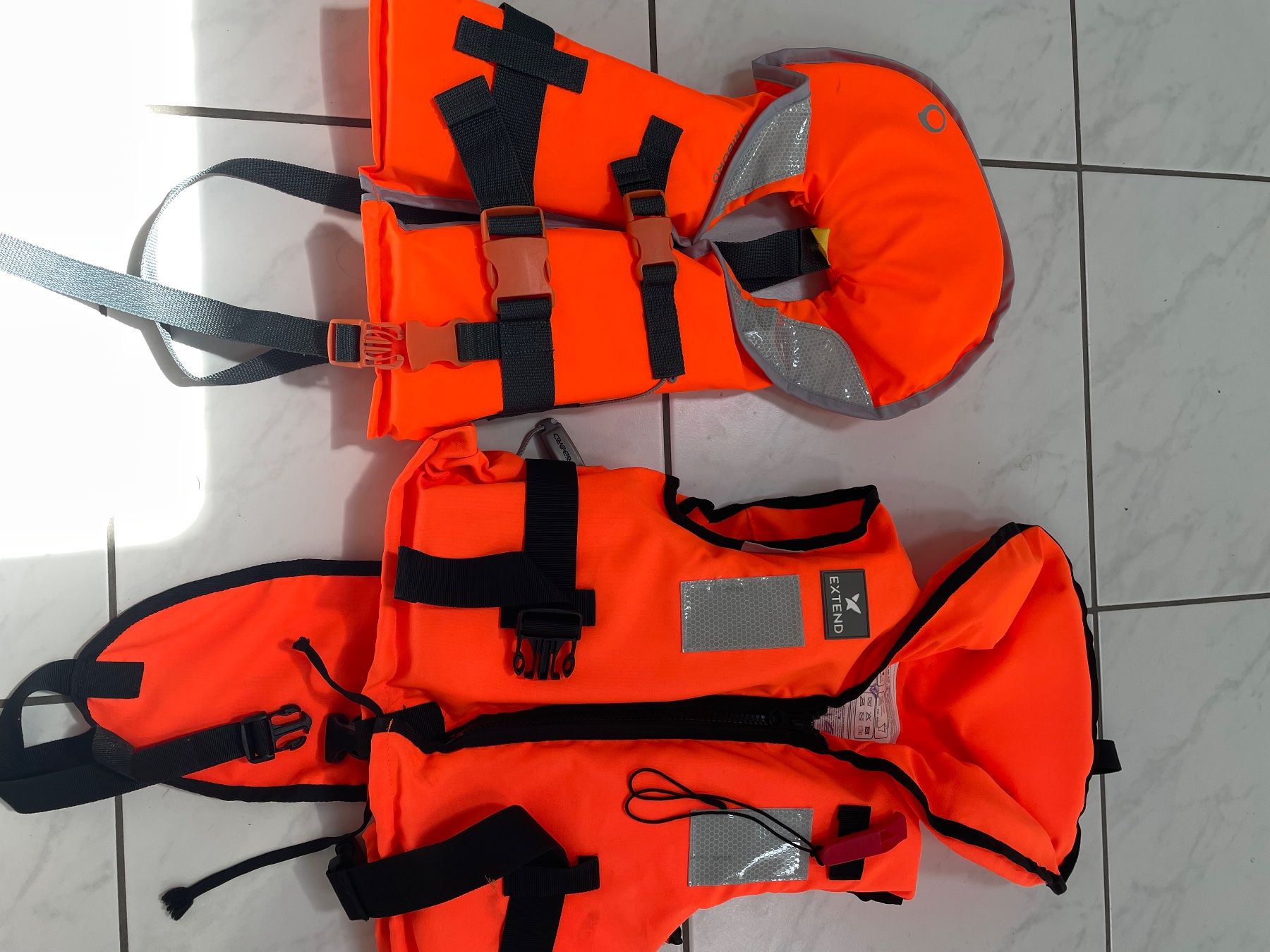 Gilets de sauvetage: Rettungswesten – D'occasion à Oberbuchsiten par Anschi03