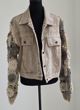 Jeansjacke mit gehäkelten Ärmeln Grösse M/L, Neu mit Etikett