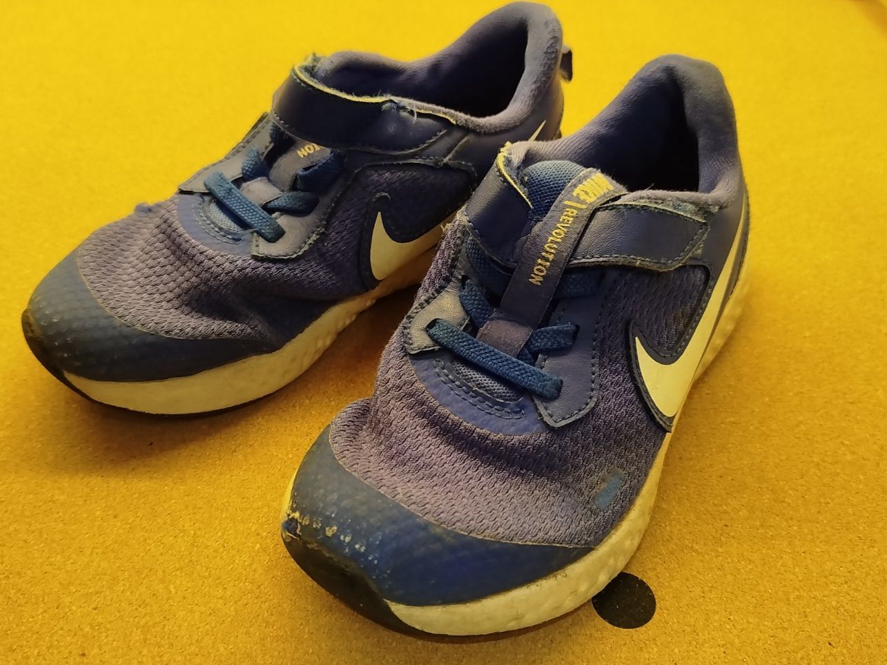 Nike Scarpe per ragazzi: Nike Revolution 5 Kinderschuhe, Grösse 29.5 – Usato da Oberhofen am Thunersee venduto da jojozurich