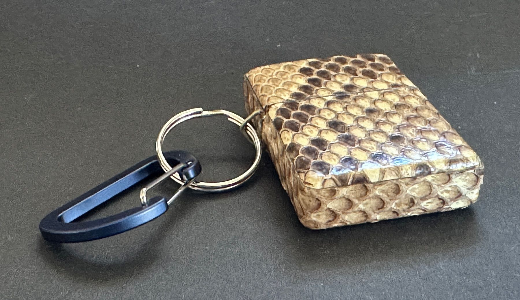 Zippo Accendini: SELTENES LOSS PROOF ZIPPO AUS PYTHON HAUT VON 2007  NEU – Nuovo e nell'imballaggio originale da Untersiggenthal venduto da zippjoe 5
