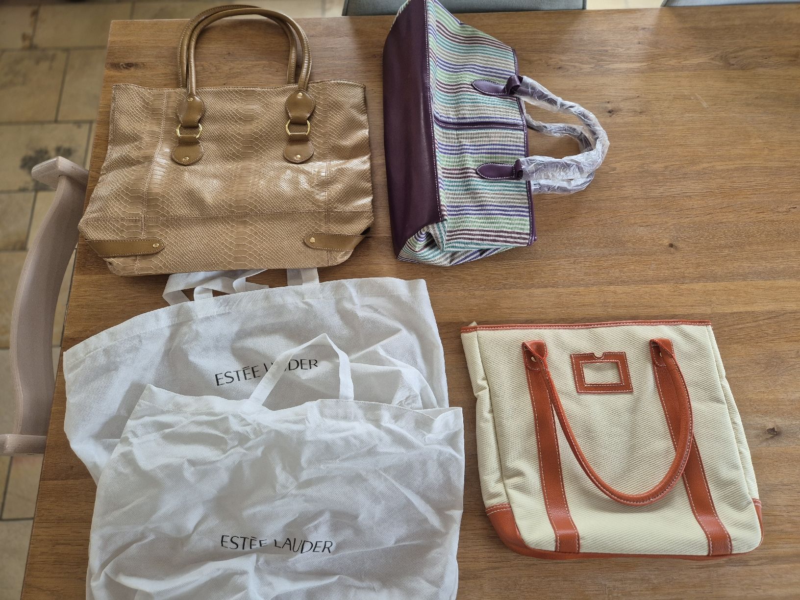 Estée Lauder Borse da donna: 5 Taschen Estēe Lauder – Nuovo (secondo la descrizione) da Einsiedeln venduto da Bounty018