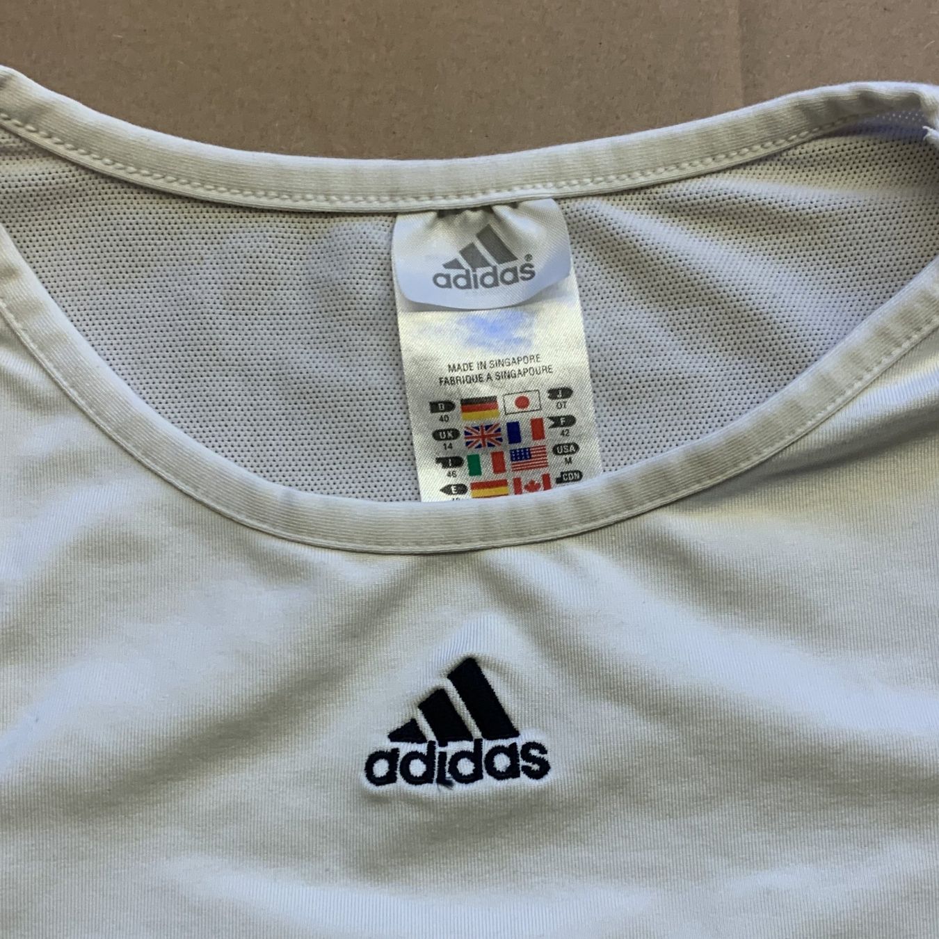 Adidas Top: Adidas ärmelloses weißes Oberteil – Usato da Chalais venduto da Decoarts.art 3