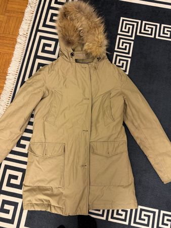 Parka Woolrich d'hiver,beige,taille M, avec fourrure.