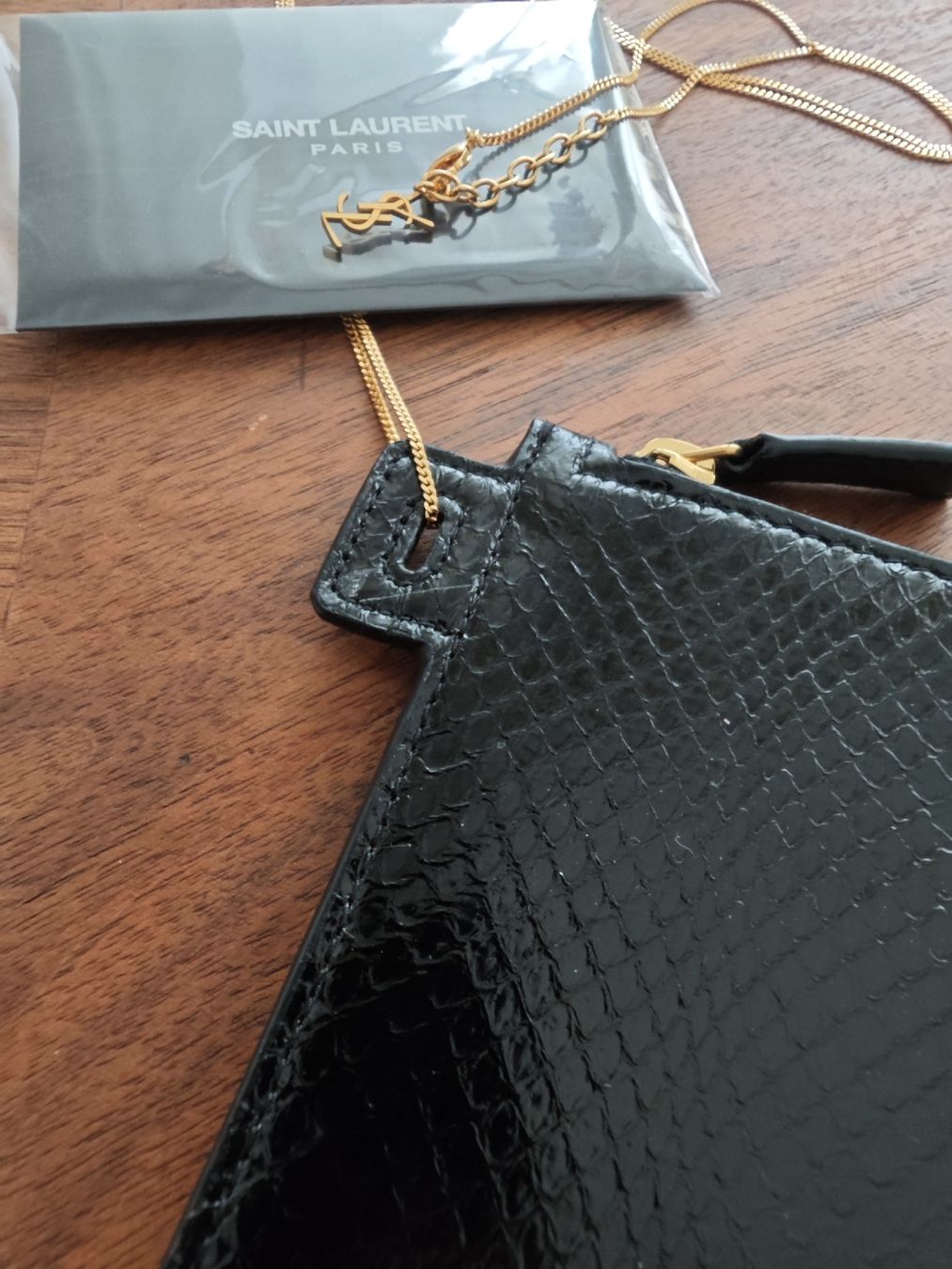 Saint Laurent Borse da donna: SAINT LAURENT Etui Clutch mit Logokette – Nuovo (secondo la descrizione) da Erlenbach ZH venduto da nlh 2