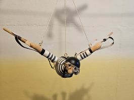 Fliegender Mensch an Feder