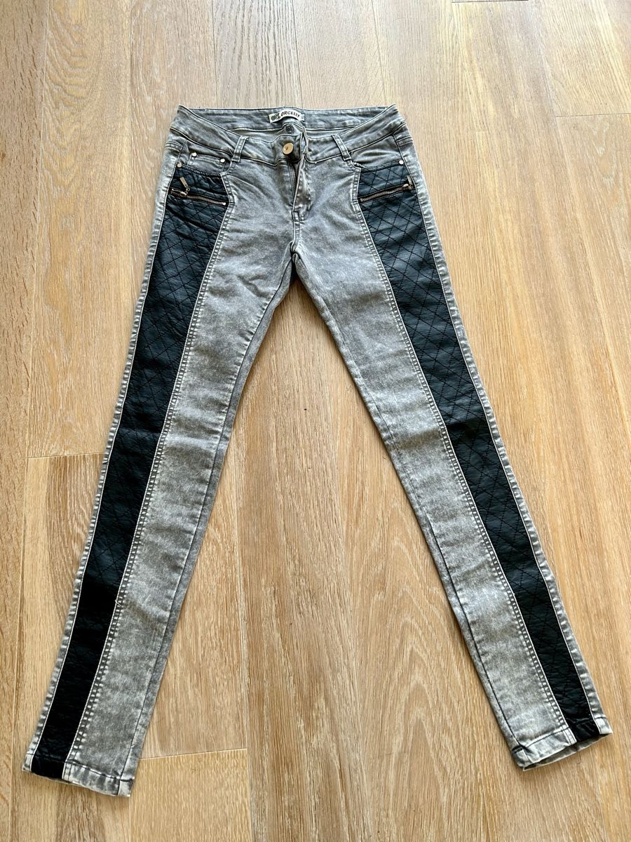 Jeans: Graue Jeans mit Leder-Imitat – Usato da Rorschach venduto da fla_62jm