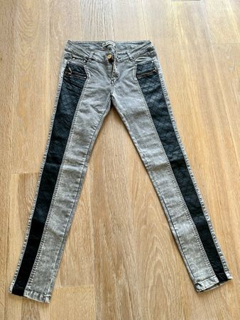 Graue Jeans mit Leder-Imitat