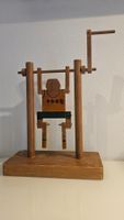 Vecchio gioco di legno a manovella