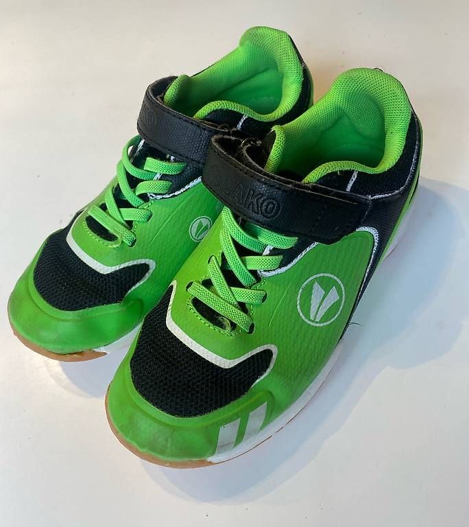Herrenschuhe: Hallenturnschuhe Gr 32 – Gebraucht aus Zürich von lazygalaxy