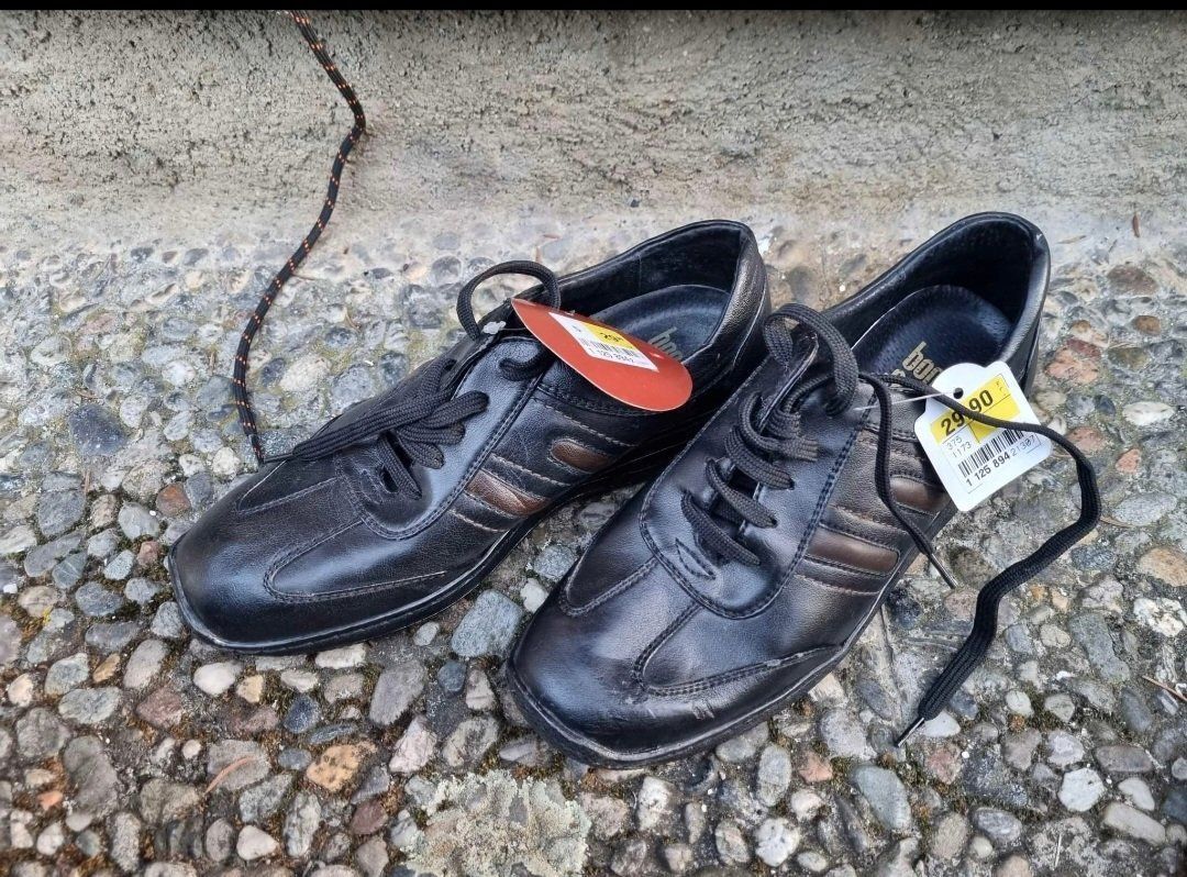 Damenschuhe: Chaussures  bonne forme , pointure 38 – Gebraucht aus Sion von Oonathoo