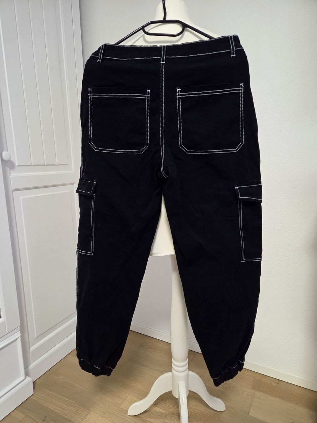 Pantaloni: Schwarze Cargohose Gr. S – Usato da Bülach venduto da Recherchieren 3