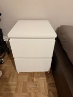 Nachttisch IKEA Malm mit Glasplatte