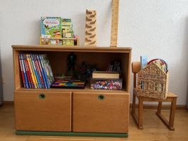 Team 7 Kinderkommode aus Holz mit zwei Schubladen gebrauch