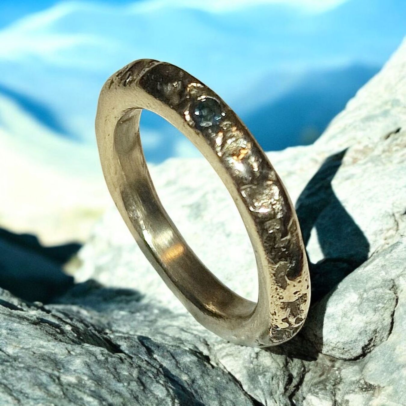 Anelli: Wilder Bronzering mit blauem Topas, Ringgrösse 49,5. – Nuovo e nell'imballaggio originale da Aarau venduto da Schmuckhoehle_MD 6