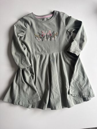 Mädchen Kleid moosgrün mit Blumenstickerei Grösse 98/104