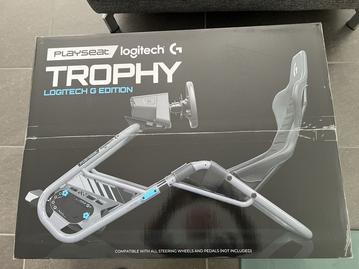 Logitech Controller: Playseat Trophy Logitech Edition + Logitech G923 PC / PS4/5 – Gebraucht aus Strengelbach von  1
