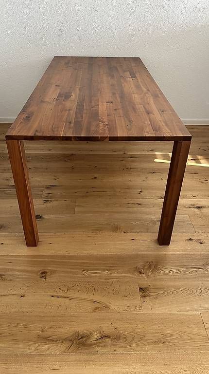 Tables: Esstisch aus Nussbaum – D'occasion à Emmenbrücke par fabiennejohn