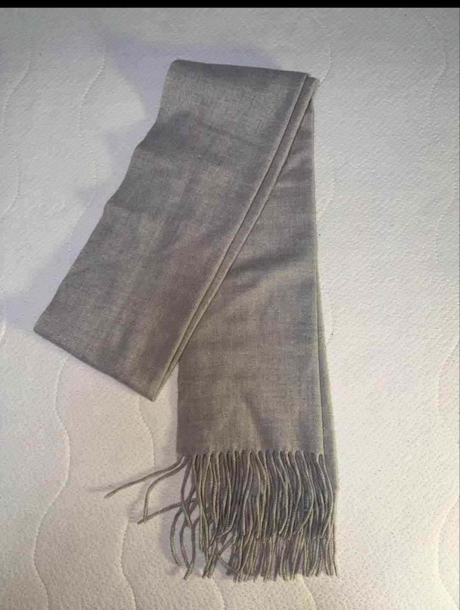 Foulard & Sciarpe: Écharpe grise franges longueur standard neuf – Nuovo (secondo la descrizione) da Fribourg venduto da VTM