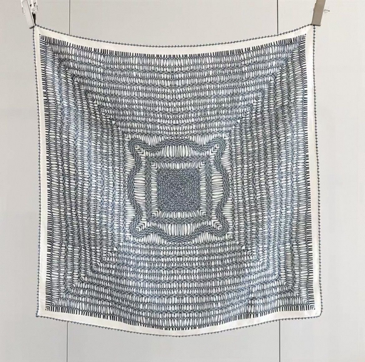 Foulard & Sciarpe: New with gift package Stylish Patterned Scarf 100% Silk – Nuovo e nell'imballaggio originale da Basel venduto da 550_ckp6 2