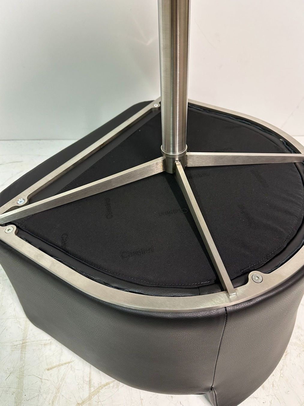 Cassina Sessel: CASSINA Drehstuhl Designklassiker schwarzer Sessel – Gebraucht aus Luzern von Lager6640 9