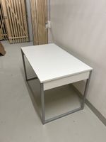 Schreibtisch weiss / L120, T70, H76
