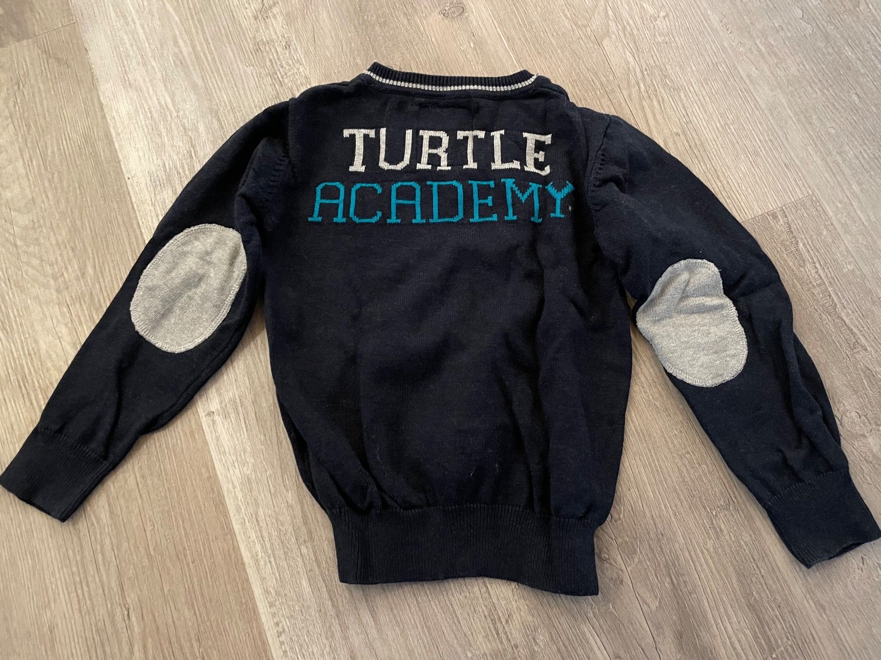 Maglioni & Felpe: Strickpullover Turtle Academy von Campus, Grösse 116 – Usato da Pfäffikon ZH venduto da rue78 1