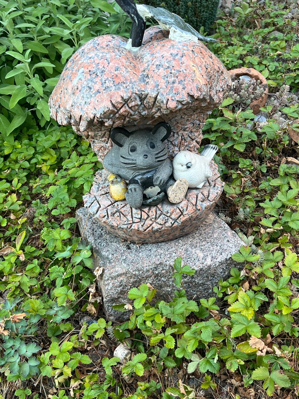 Figuren: Gartenfigur Apfelform Marmor Granit – Gebraucht aus Wettingen von pozza01 1