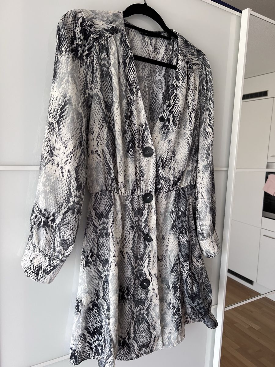 Zara Kleider: Zara Kleid Schlangenmuster Grösse M – Gebraucht aus Wil SG von xrnvani