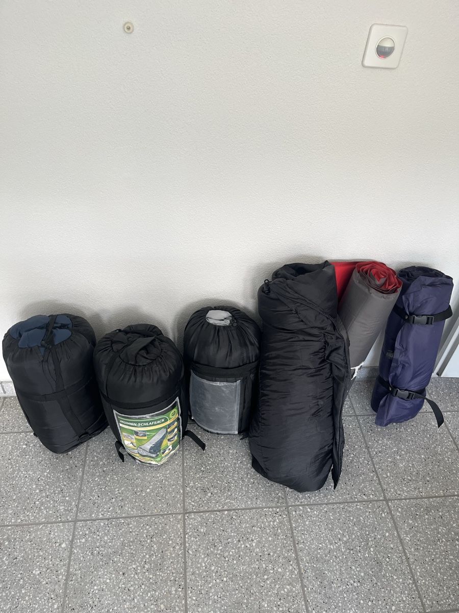 Tentes: 2 Zelte + 4 Schlafsäcke + 2 Matten – D'occasion à Turbenthal par Mohammi 1