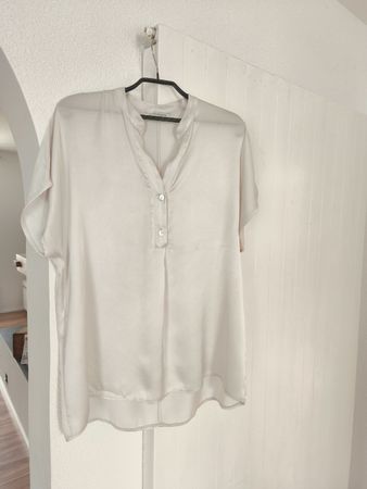 Leichter, eleganter Stoff, perfekt für den Sommer. Grösse L