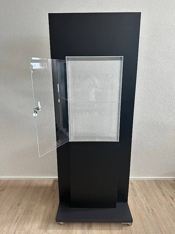 Vetrine: Mobile Vitrine mit Acrylglas und Schloss auf Rollfuss – Usato da Obernau venduto da Arche_Noah_Brocki 9