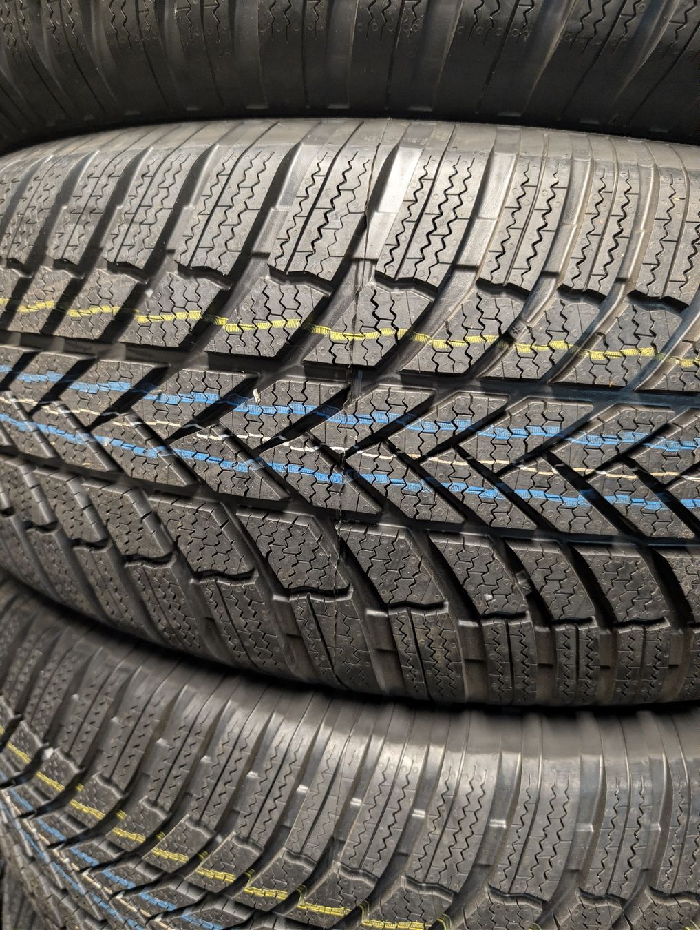 Bridgestone Pneus & Kompletträder: 265/65/17 Winterreifen – Neu und originalverpackt aus Dürrenäsch von Pneu-Idris 1