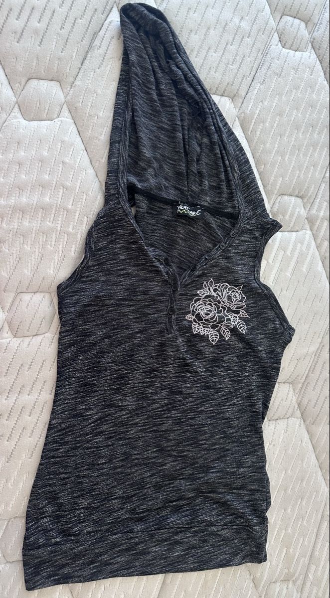 Blusen, T-Shirts & Tops: Débardeur à capuche gris avec rose taille S – Gebraucht aus Onex von ale_5fgb 1