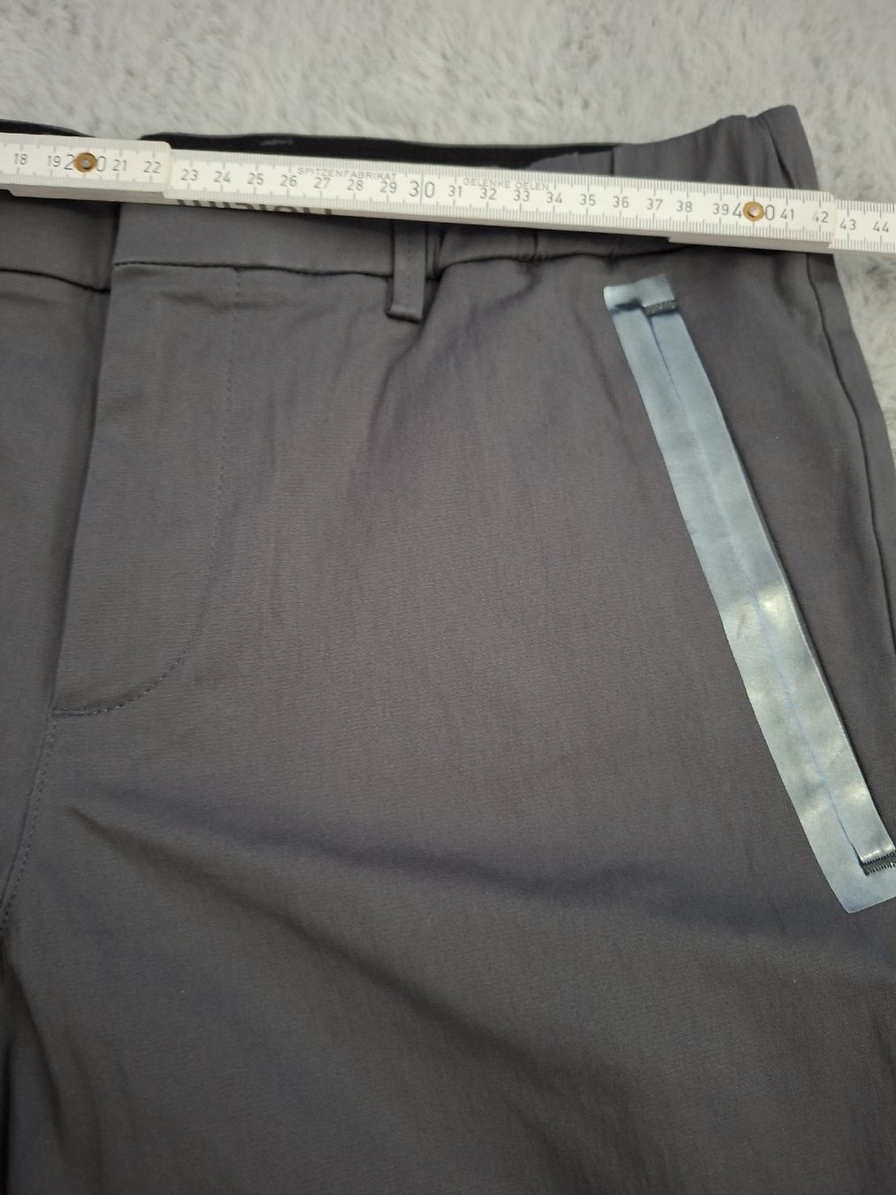 Hugo Boss Pantaloni: Shorts BOSS Homme gris   – Usato da Renens VD venduto da ser_j2fn 7