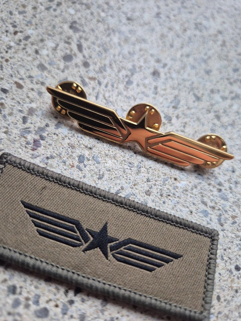 Schweizer Armee Placchette & Badge: *** Abzeichen Set Bordoperateur Luftwaffe *** – Nuovo e nell'imballaggio originale da Riedholz venduto da fr_sIruP 1