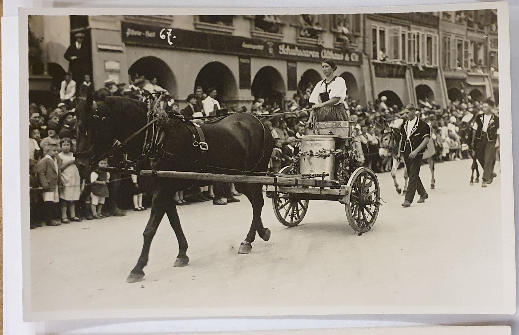Cartoline postali: Bern - 8 alte Ansichtskarten Umzug Trachten – Usato da Kreuzlingen venduto da Rschweiz1 6