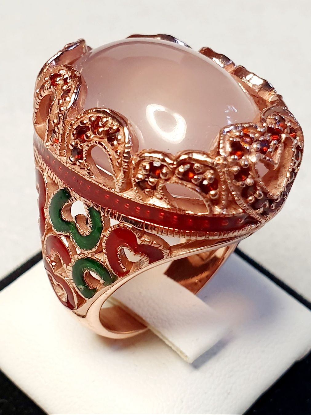 Anelli: Roségoldfarbener Ring mit Chalcedon Cabochon und Emaille – Nuovo (secondo la descrizione) da Zürich venduto da adriben