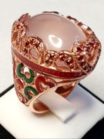 Roségoldfarbener Ring mit Chalcedon Cabochon und Emaille