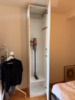 Schrank weiss, mit Metallkorb