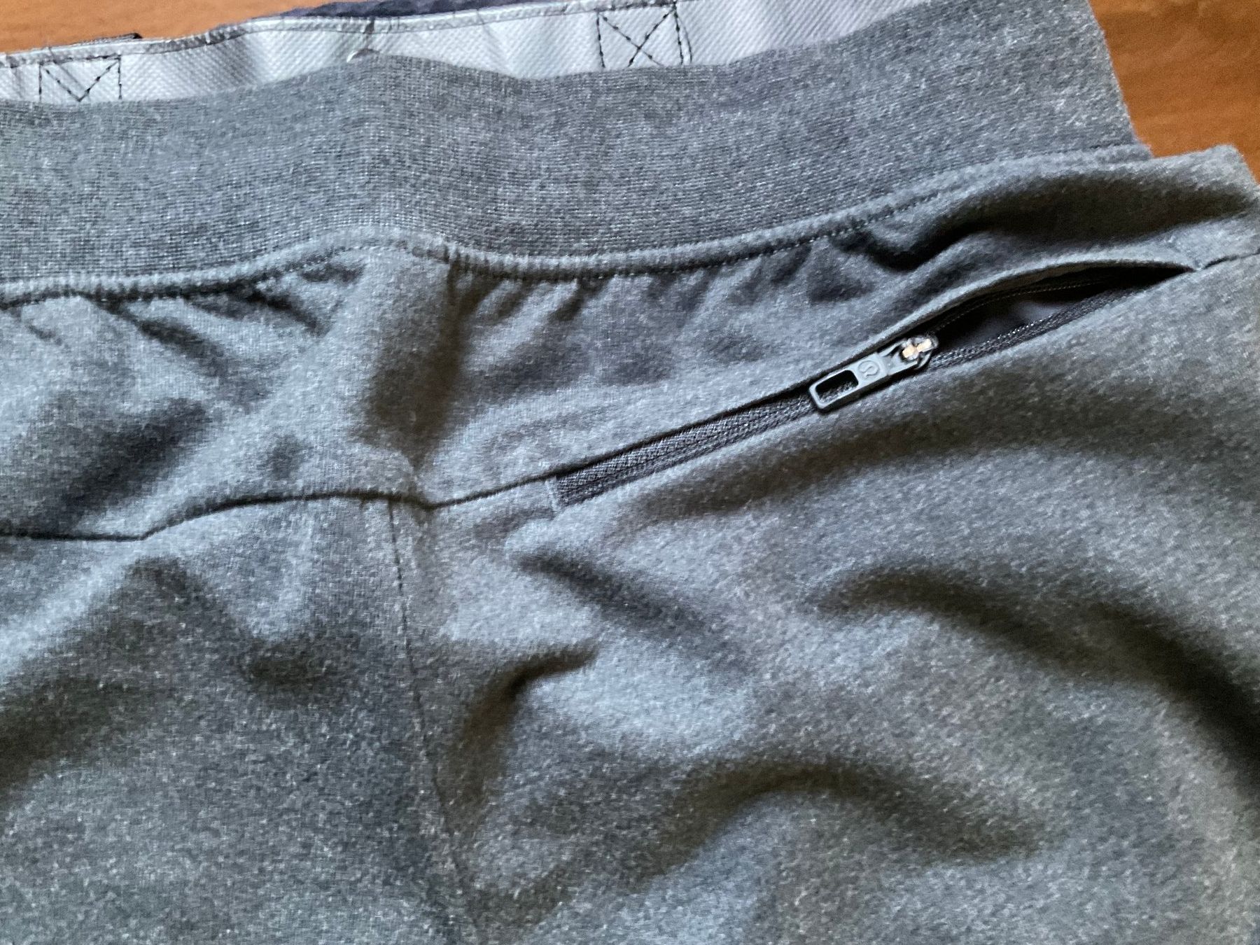 Lululemon Pantaloni: Lululemon City Sweat Shorts Hose – Usato da Wettingen venduto da Hbeluga 5