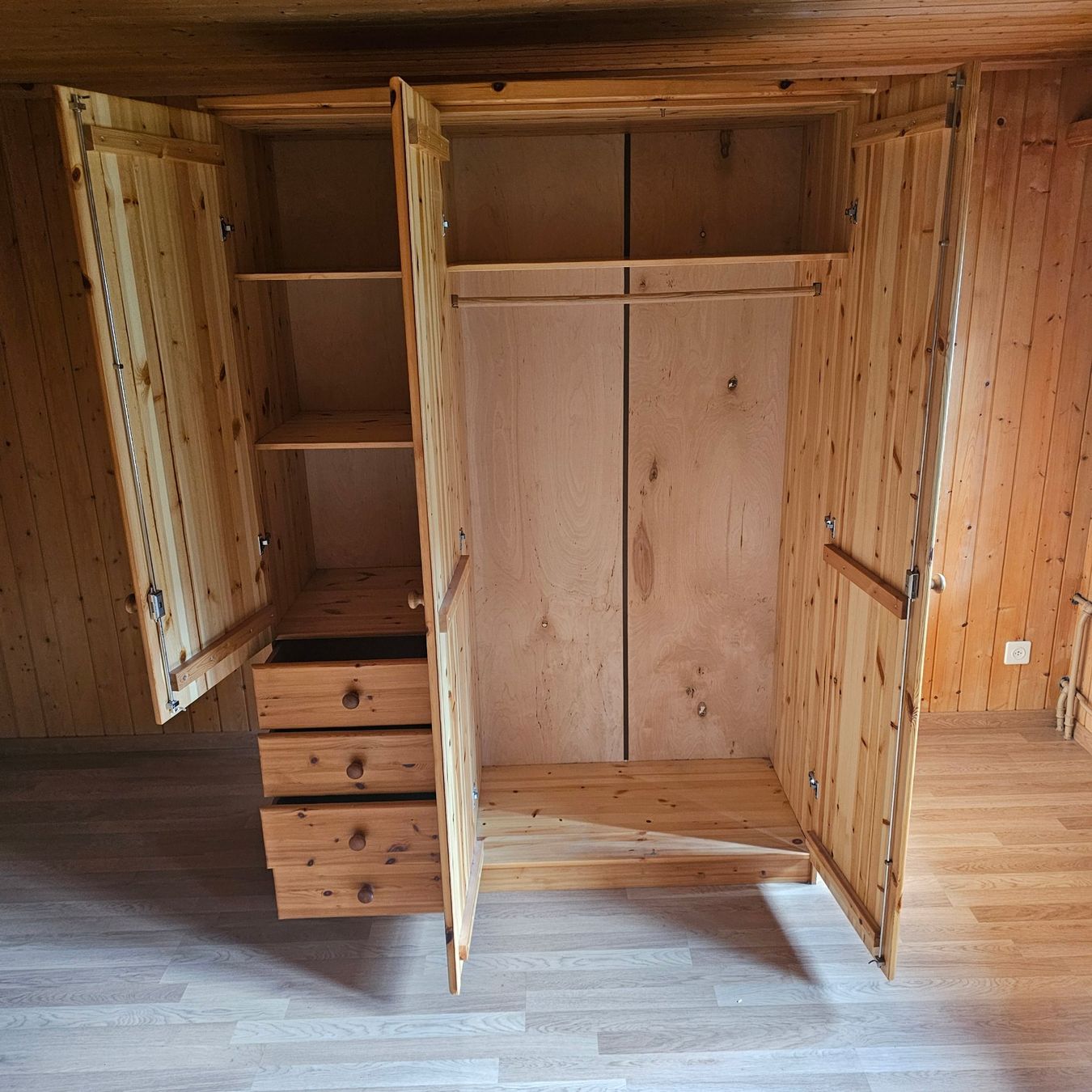 Armoires: Kleiderschrank Holz – D'occasion à Zweisimmen par St.Louis 1