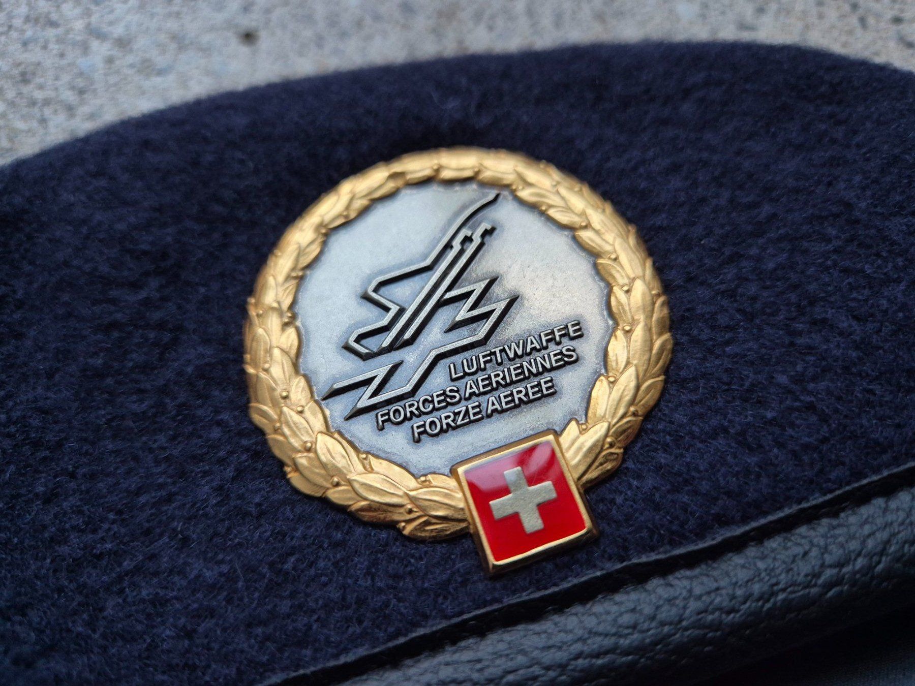 Schweizer Armee Placchette & Badge: *** Peret Luftwaffe Offizier grösse 60/61 *** – Nuovo (secondo la descrizione) da Riedholz venduto da fr_sIruP 2