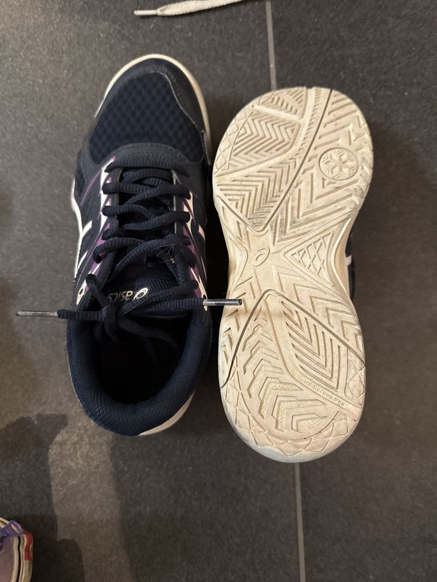 Asics Scarpe per ragazze: Asics Turnschuhe Grösse 35.5 – Usato da Buttikon SZ venduto da Kellerabteil