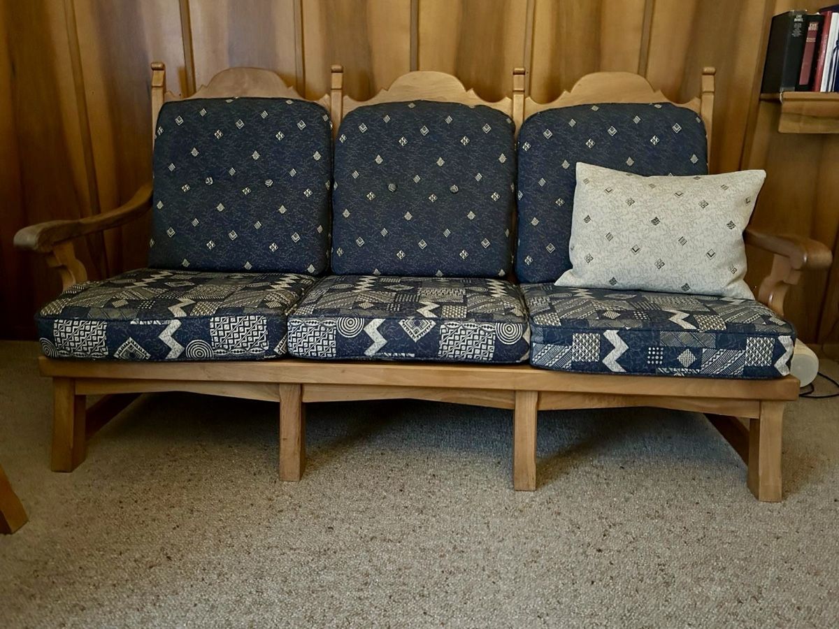 Divani: Sofa Hocker Polstergruppe aus massivem Nussbaum ab 1Fr. – Usato da Jonschwil venduto da Holba