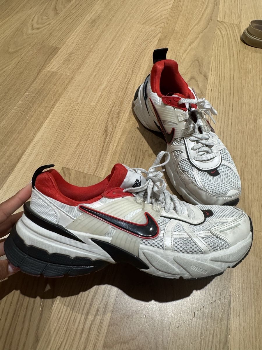 Nike Damenschuhe: Nike V2K Run Sneaker – Gebraucht aus Zürich von viv_q97j 1