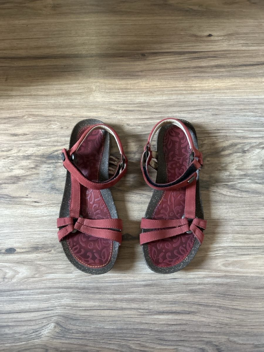 Teva Damenschuhe: Teva Sandalen Gr. 38, Leder, bordeauxrot – Gebraucht aus Aarwangen von Scherbenhaufen