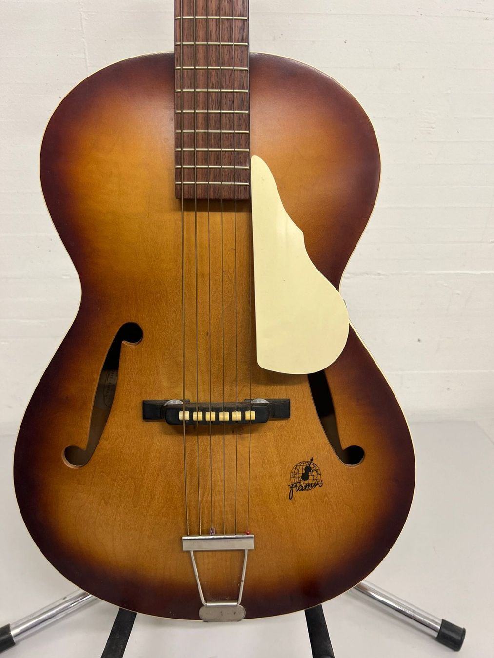 Strumenti musicali: Alte Akustikgitarre "Framus" – Usato da Bern venduto da latrouvaillebern 1