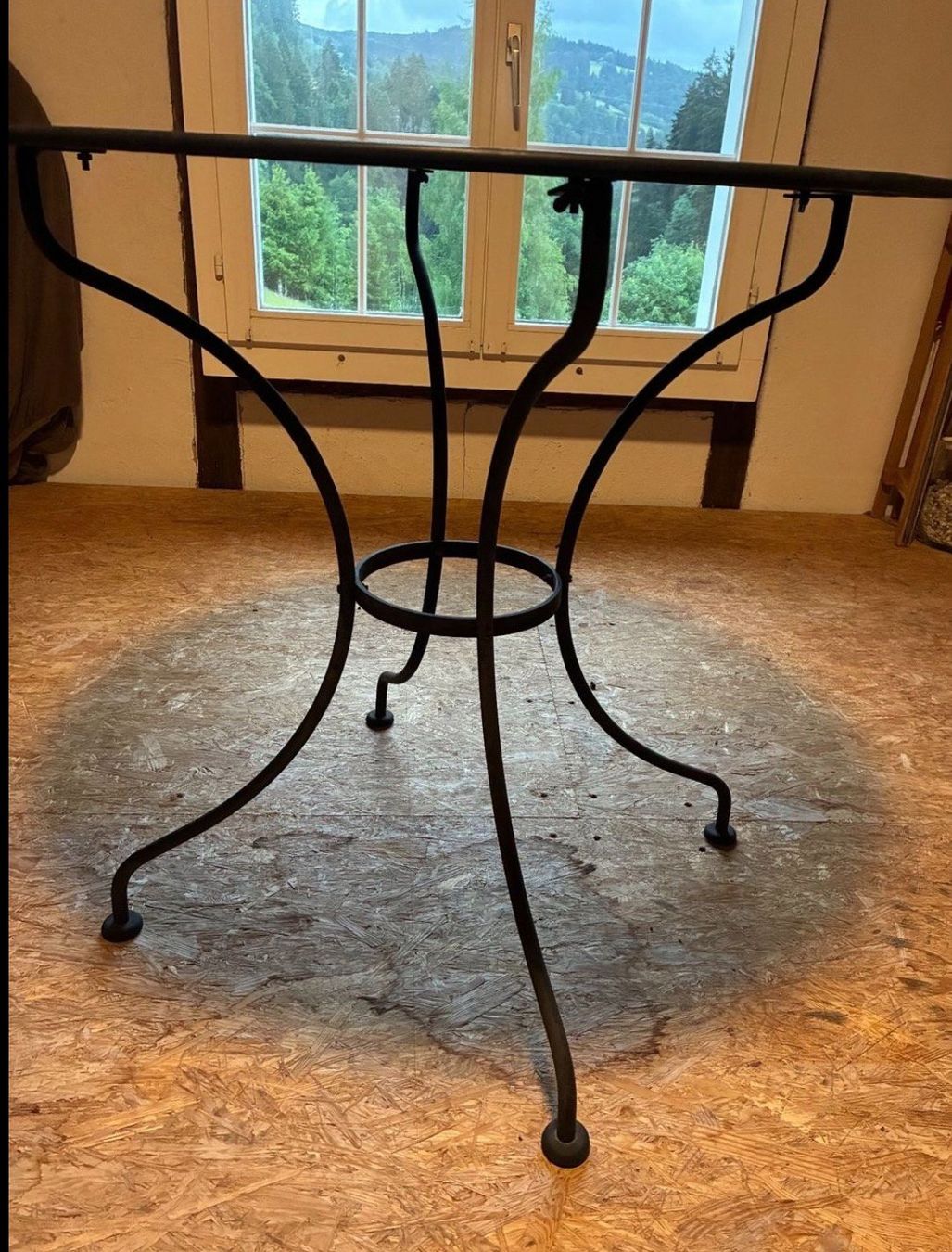 Set de table et chaises: Gartentisch-Set mit 2 Stühlen, Massiveisen – D'occasion à Dänikon ZH par Marchica 2