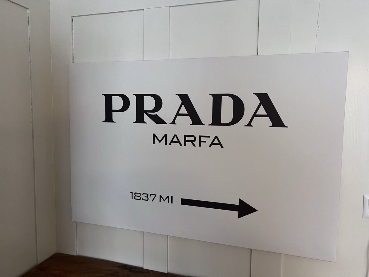 Foto & Immagini: PRADA Marfa - Wand Dekoration - Leinwand / Bild – Usato da St. Gallen venduto da Floomer