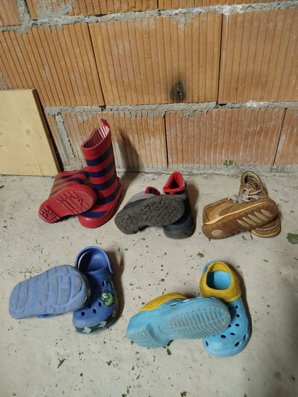 Scarpe per ragazzi: Kinderschuhe Set, Grösse 25, gebraucht – Usato da Bätterkinden venduto da sch_s6nb 1